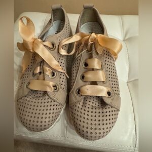 THE FLEXX Cream Casual Shoes. Soft leather. Size 5.5